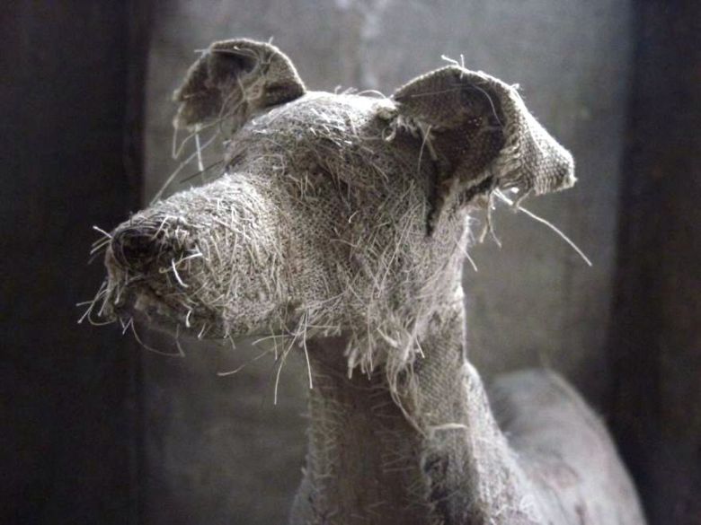 Собака из проволоки и ткани