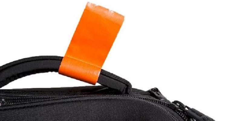 лайфхак со скотчем - маркер для багажа